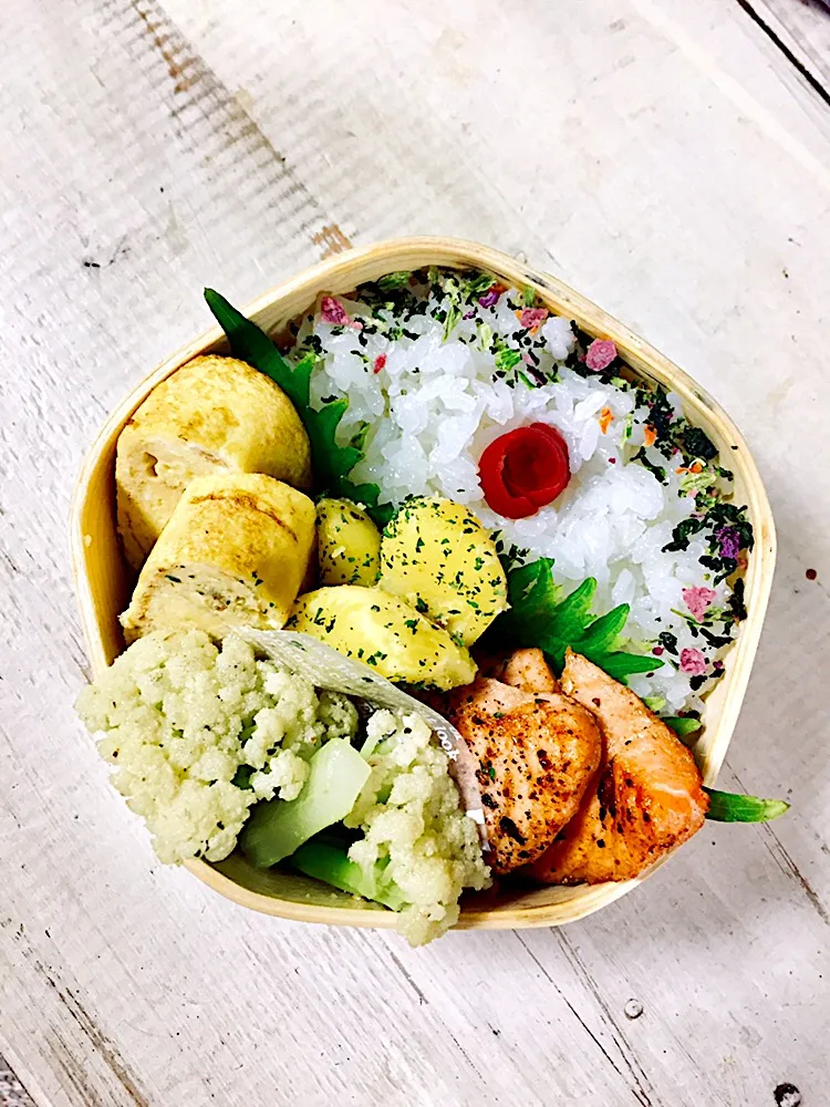 サーモンガリバタ焼き弁当|パウダーさん