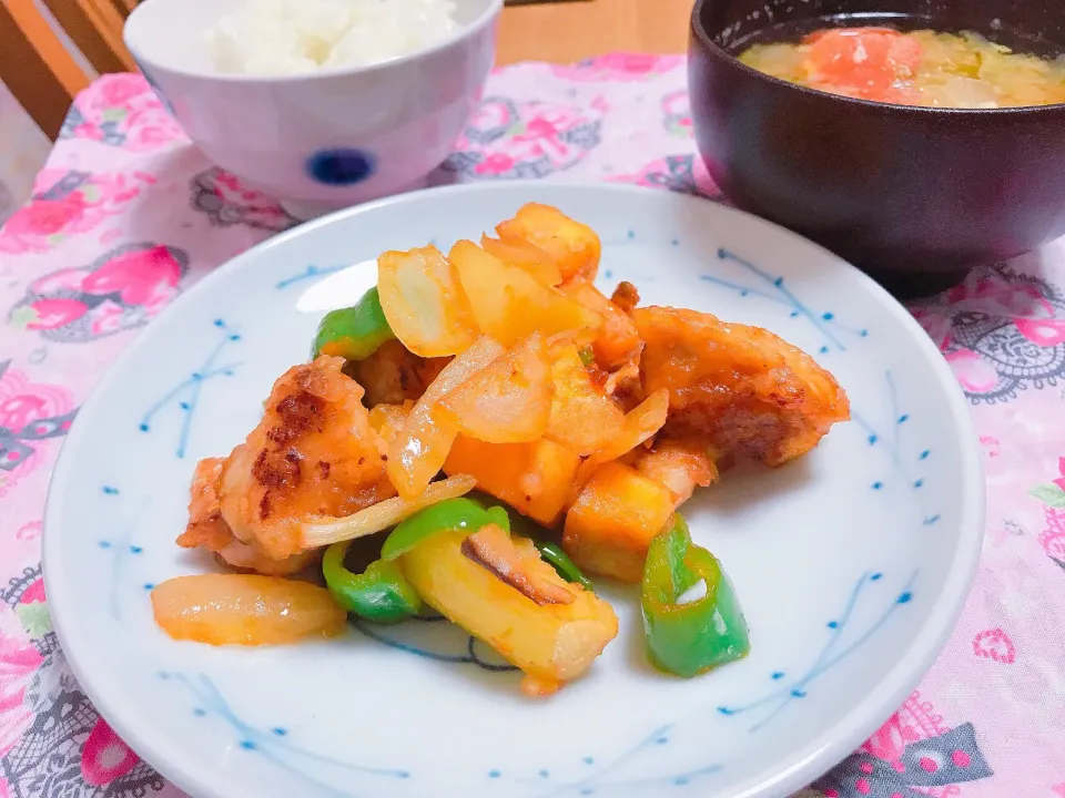 砂雪さんの料理 昼ごはん  さつまいもと鶏むね肉の甘酢あん炒め🍠🐓|えいぽんさん