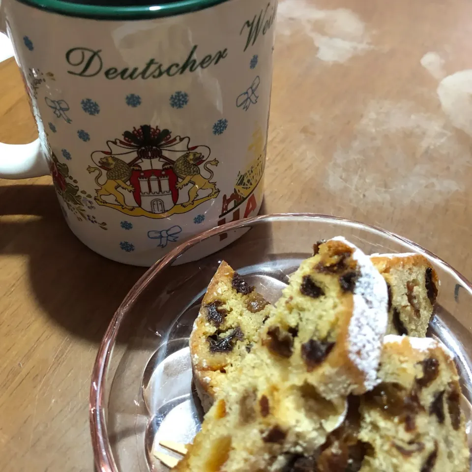 母がクリスマスマーケットで買ってきてくれたカップで紅茶☕️シュトーレンと紅茶合う🥰|宙まめさん