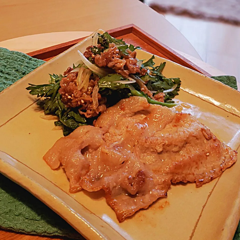 豚生姜焼きと胡麻油香る春菊のサラダ|mi_neneco♪さん