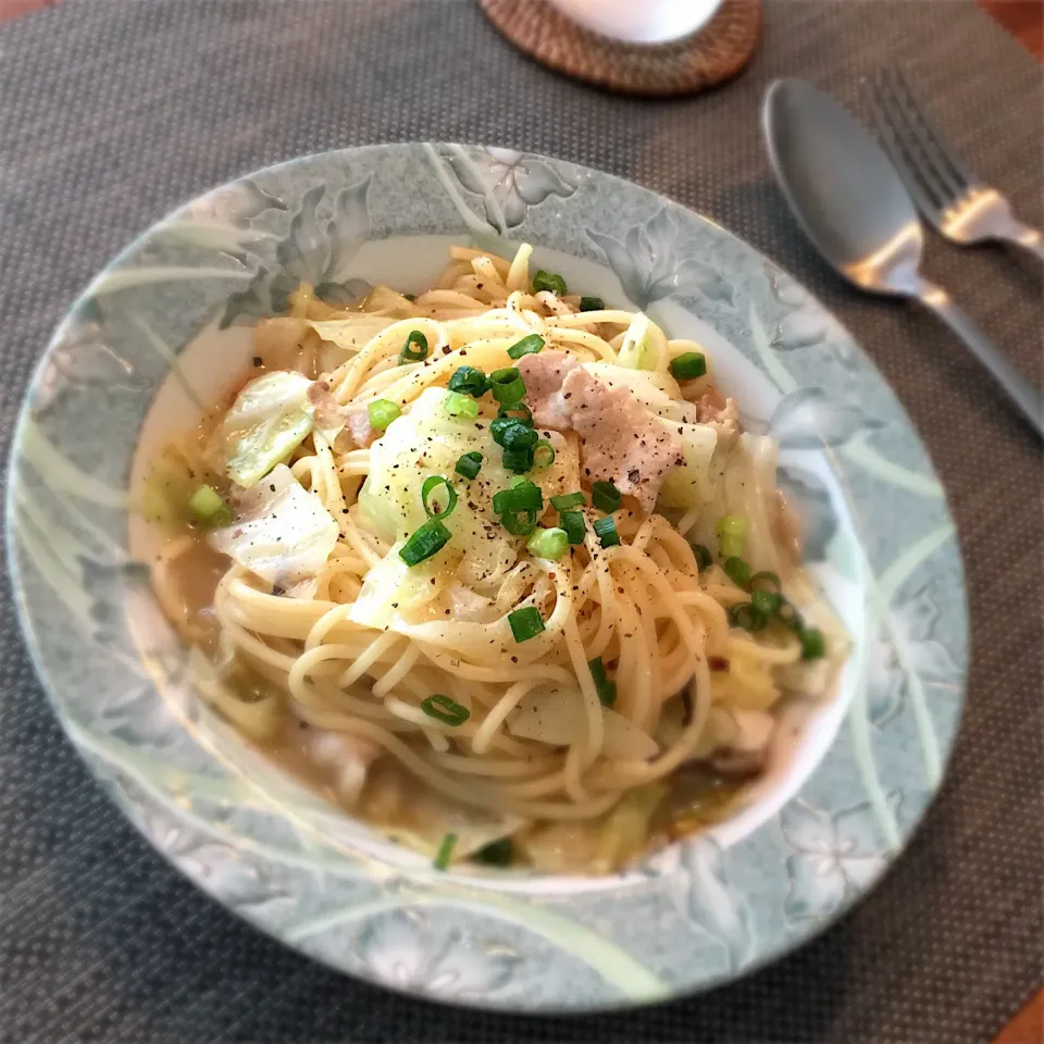 Snapdishの料理写真:豚ばら肉とキャベツのスープスパゲッティ🍝|𓇼 Ⓢ Ⓗ Ⓘ Ⓝ Ⓞ Ⓑ Ⓤ 𓇼さん