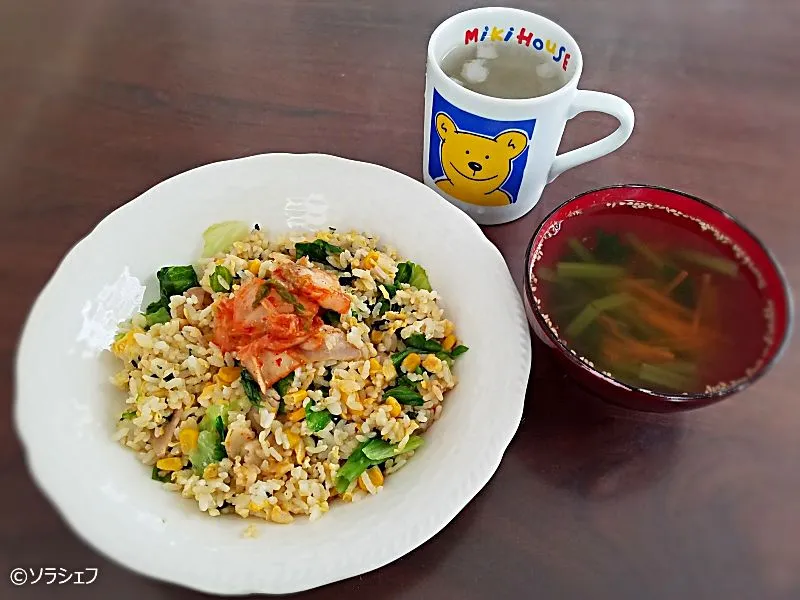 今日の昼ご飯だよ
★キムチのっけベーコンレタス炒飯
★小松菜とにんじんの中華スープ
★焼酎水割り|ソラシェフさん