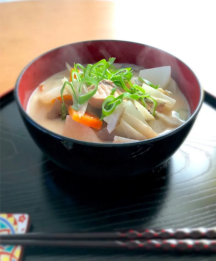 朝ごはんを食べよう😃鮭の粕汁で朝ごはん🐟🍶|あしゃぱんさん