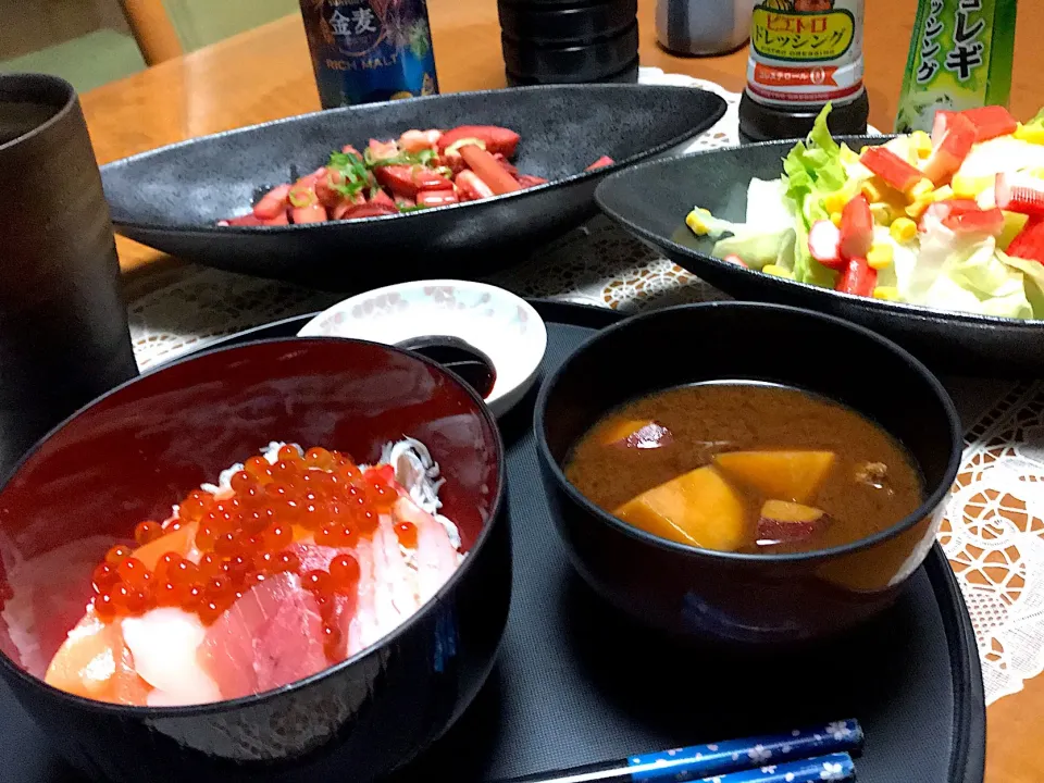 海鮮丼とさつまいもの味噌汁定食😊

 #和食 #海鮮丼|makoさん