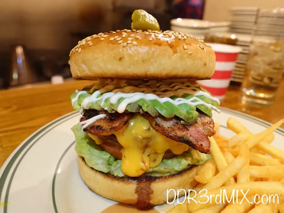 Snapdishの料理写真:HAPPY the burger stand アボカドベーコンチーズバーガー|ddr3rdmixさん