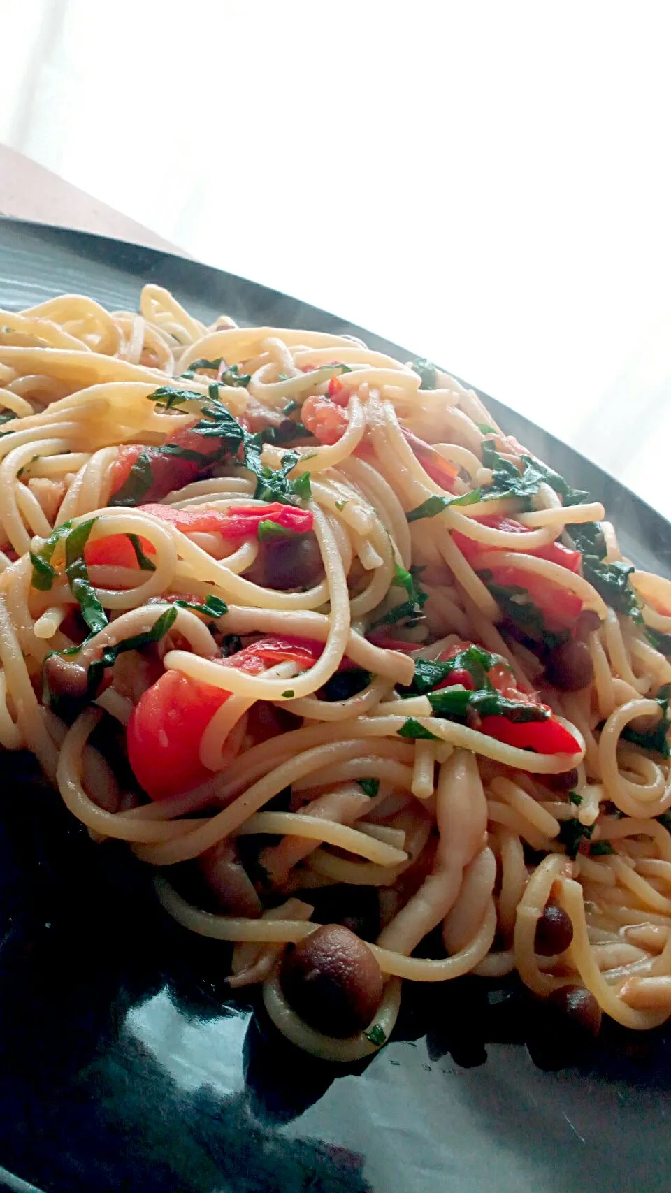 トマト、しめじ、大葉の和風生姜スパゲッティ😋🍝✨🎶
寒いから生姜たっぷりと。|アイさん