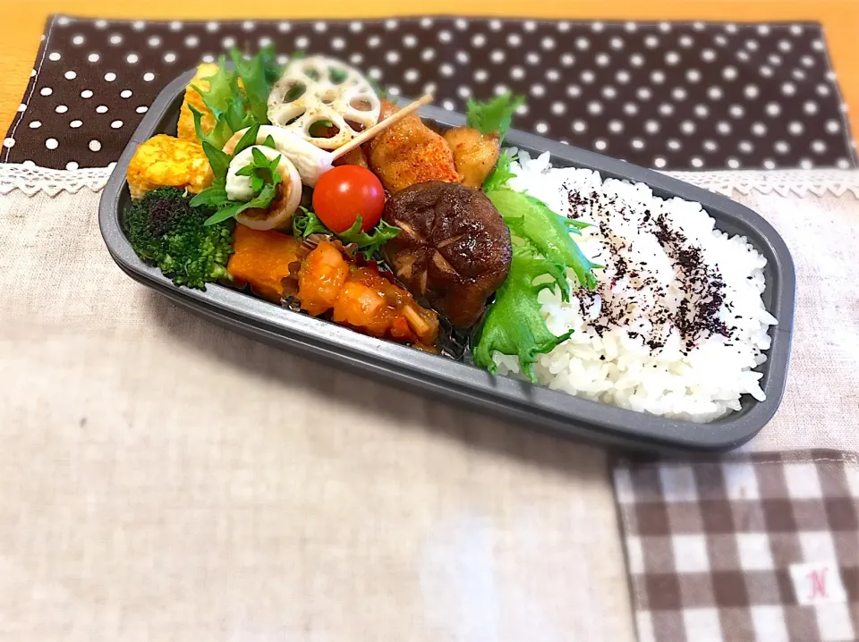 甘辛チキン＋椎茸🐓🍄
海老チリ🦐
卵焼き🍳
蓮根ソテー😊
ちくわ大葉梅🌀
🍅🥦🍚|あやこさん