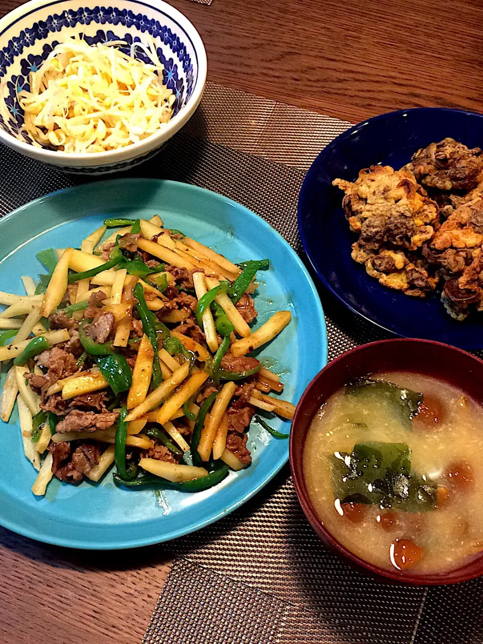 青椒肉絲風
なめこのかき揚げ
豆もやしのナムル
なめこの味噌汁|モスグリーンさん