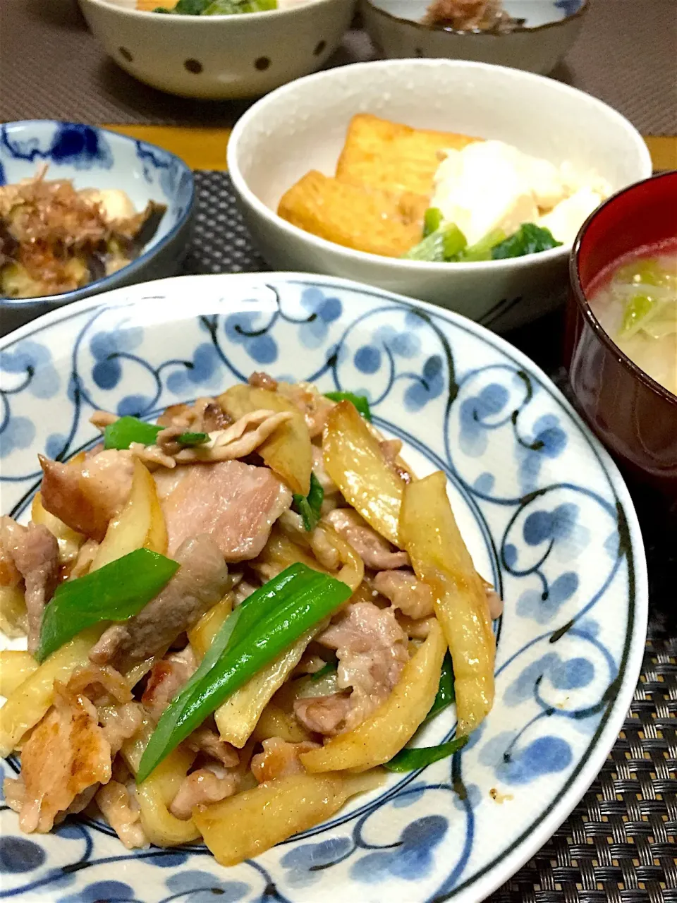 豚肉とじゃがいも揚げ炒めの晩御飯
2018.12.10
厚揚げと青梗菜卵の煮物
きのこと茄子の焼き浸し
白菜のお味噌汁|くっきいママさん