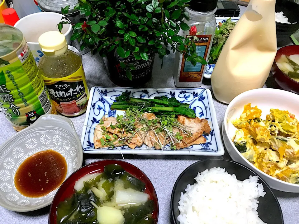 卓上薔薇を観ながら #夕飯 白米、豚塩生姜焼き、ワカメじゃがカブ味噌汁、人参カボチャ煮マヨ和え、小松菜バターソテー|ms903さん