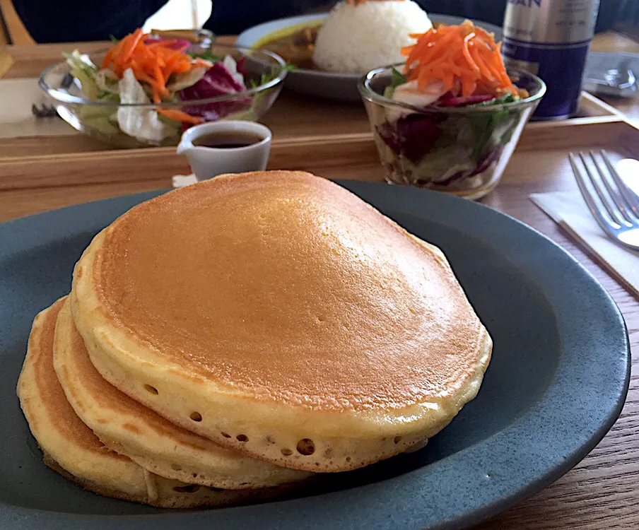 休日の昼ごはん(・・)☀️☀️☀️
染み込みバターのパンケーキ🥞😍|ぽんたさん