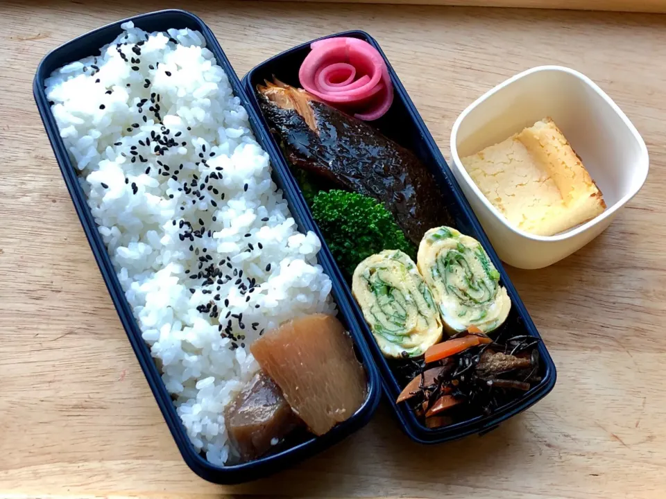 鰤の照り焼き 弁当。赤大根漬けの残り汁で蕪の甘酢漬け添え。ベイクドチーズケーキもね|弁当 備忘録さん