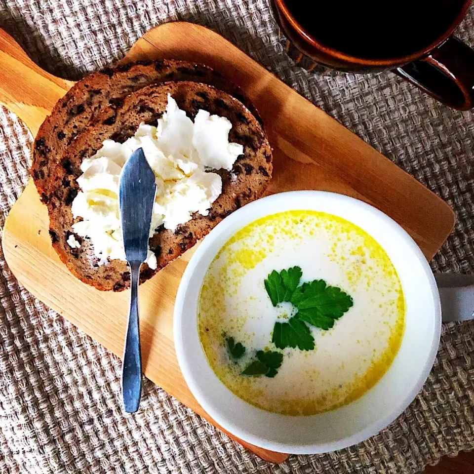 朝ごはんを食べよう😚ドイツパンとクラムチャウダーで朝ごはん🥄|あしゃぱんさん