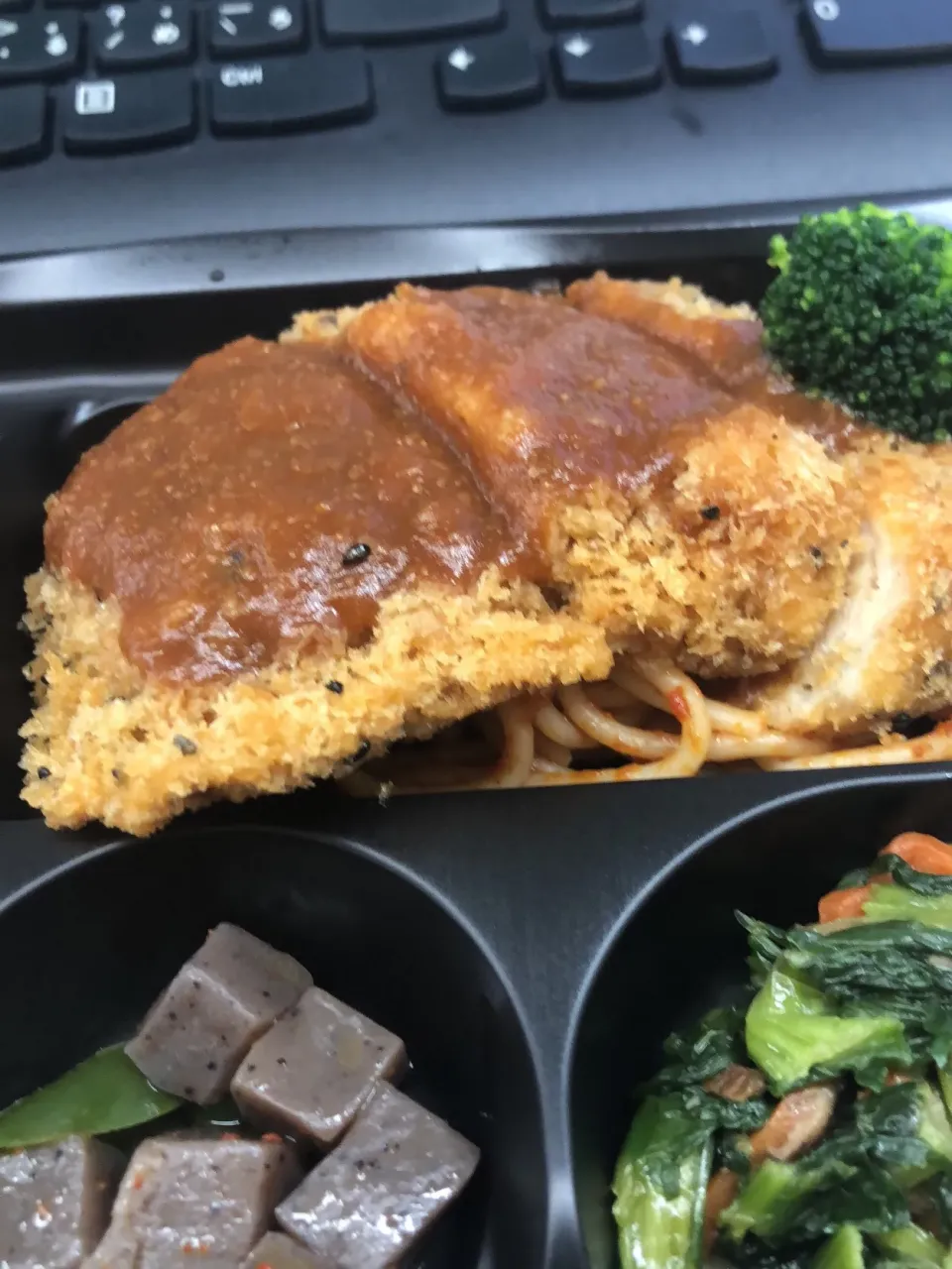 Snapdishの料理写真:弁当。チキンカツ|jinsightsさん