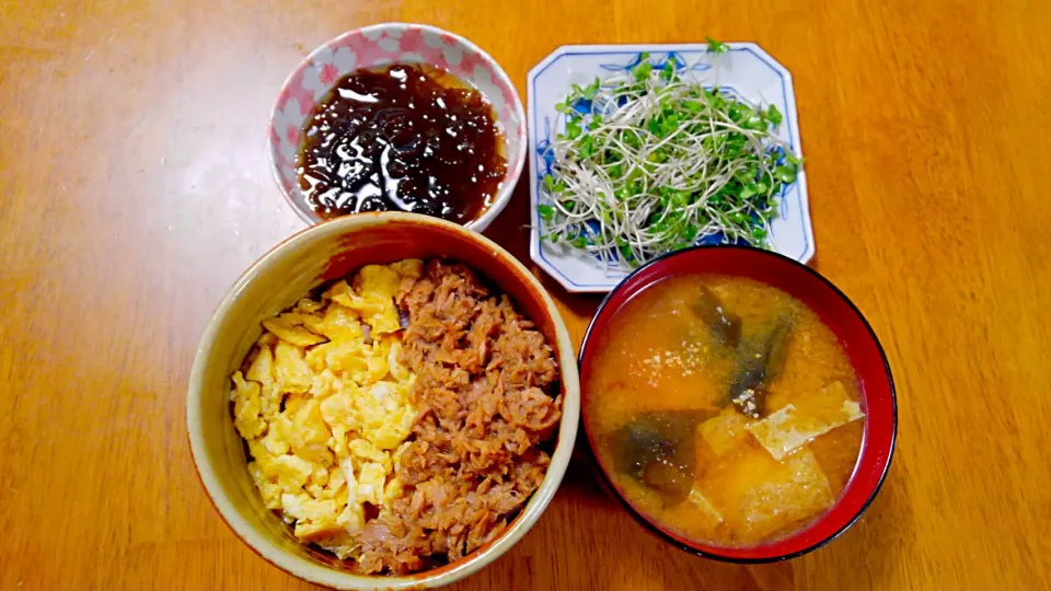 １２月４日　ツナそぼろ　もずく　サラダ　大根と油揚げ、わかめのお味噌汁|いもこ。さん