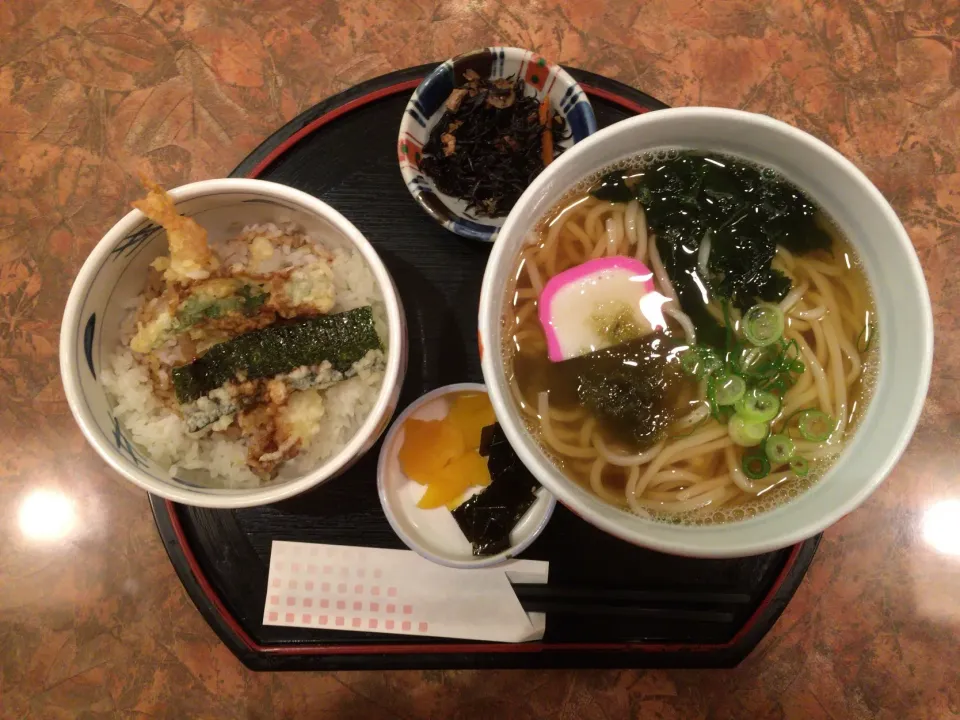 おすすめ定食(ミニ天丼とあたたかいうどん)|ばーさんさん