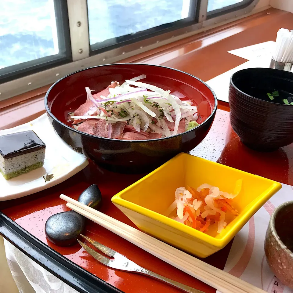 Snapdishの料理写真:飛鳥Ⅱクルーズお昼ご飯も海を感じながら窓際で
ローストビーフ丼|シュトママさん