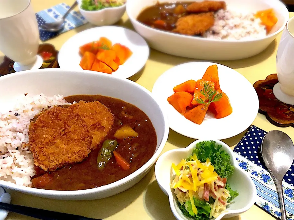 12／12昼食  #昼ごはん  #献立 カツカレー   サラダ  柿 ‥久しぶりのカレー、好評なようなので、いっぱい作ったちくじゃがのリメイクだとは黙っておこう🤫ダメだ💦竹輪でバレてた😝‥|おさんどんさん