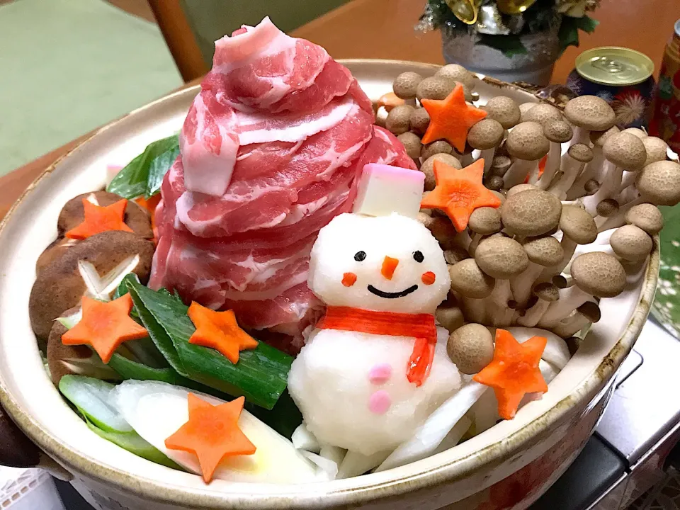 雪だるまの大根おろし入り肉タワー鍋❄️

 #大根おろし鍋  #大根おろしアート ##デコ鍋#ちゃんこ鍋|makoさん