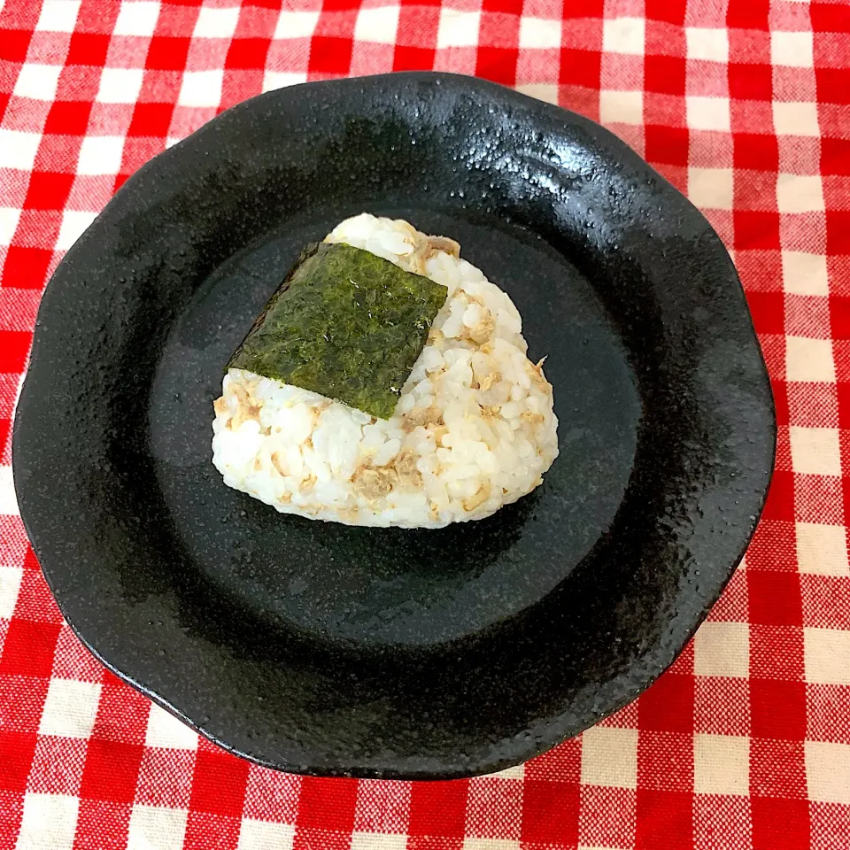 練習前の補食
塩サバおにぎり|AY(＊^ . ^＊)❤️Uさん