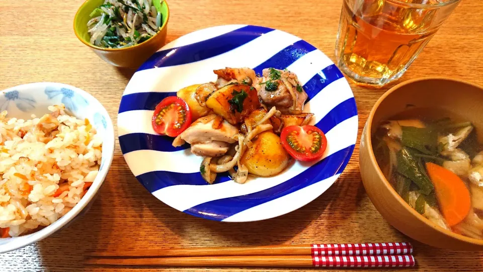 鶏肉とじゃがいもとシメジのバター醤油炒め&舞茸の炊き込みご飯&水菜と油揚げと舞茸のお汁&ニラともやしのゆかり合え|しほさん