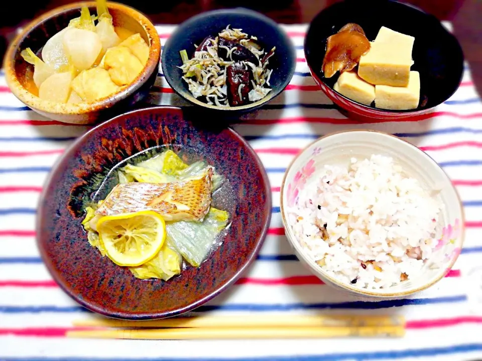 鯛のレモン酒蒸し
かぶと揚げの煮物
ナスとじゃこの煎り煮
高野豆腐としいたけの炊いたん   雑穀ごはん

 #鯛 #酒蒸し #ナス #高野豆腐 #煮物|Yumiさん