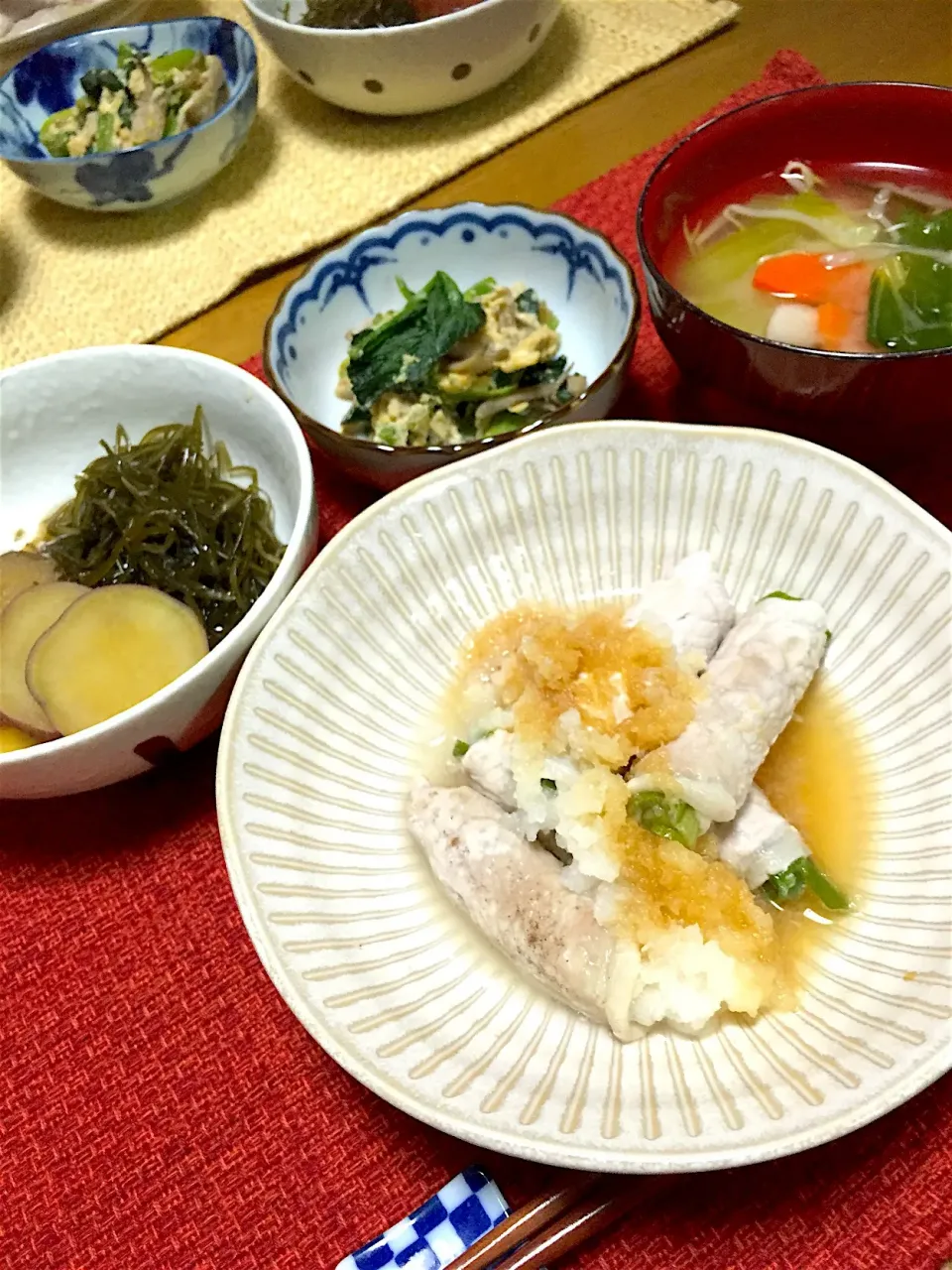 Snapdishの料理写真:豚肉のネギ巻きおろしポン酢の晩御飯2018.12.12
さつまいもと切り昆布の煮物
舞茸、小松菜、卵の白だし炒め
青梗菜ともやしのお味噌汁|くっきいママさん