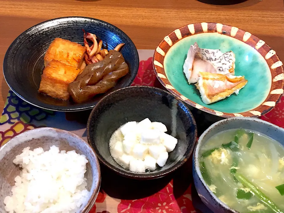 Snapdishの料理写真:晩御飯
真鯛と甘鯛の一夜干し、絹揚げとイカとこんにゃくの甘辛煮、ニラと玉ねぎの卵スープ、白米、山芋のわさび酢漬け|かよちゃんさん