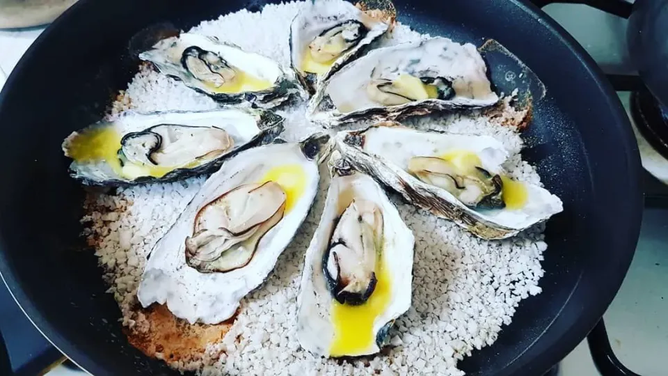 grilled oysters in lemon butter sauce over coarse salt|steven z.y.さん