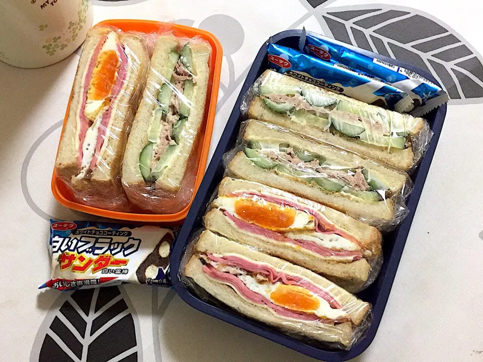 20181213兄姉弁当🍱。ごはん炊くの忘れたよ〜〜😱卵ハムチーズサンドとツナきゅうりサンド。ブラックサンダー付き。少なめお姉さんにはスープ付き。|hanakoさん