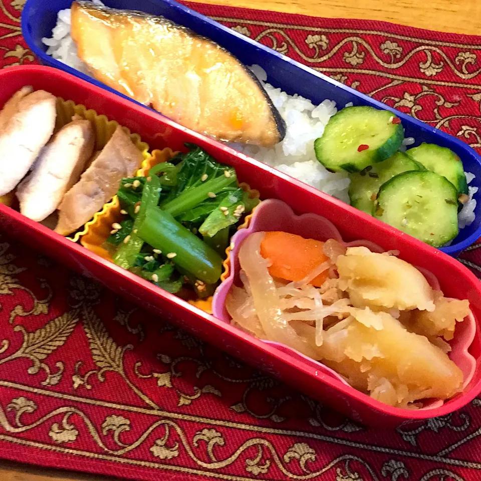 肉じゃがと、小松菜の胡麻和えと、鶏ささみのにんにく醤油と、焼き鮭弁当|もえさん