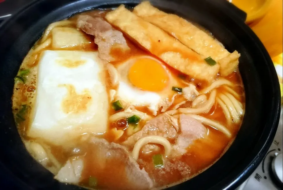 【味噌煮込みうどんっ 】#生麺 #豚肉 #焼き餅 #たまご #京あげ #ちくわ #薬味ねぎ|GGGさん