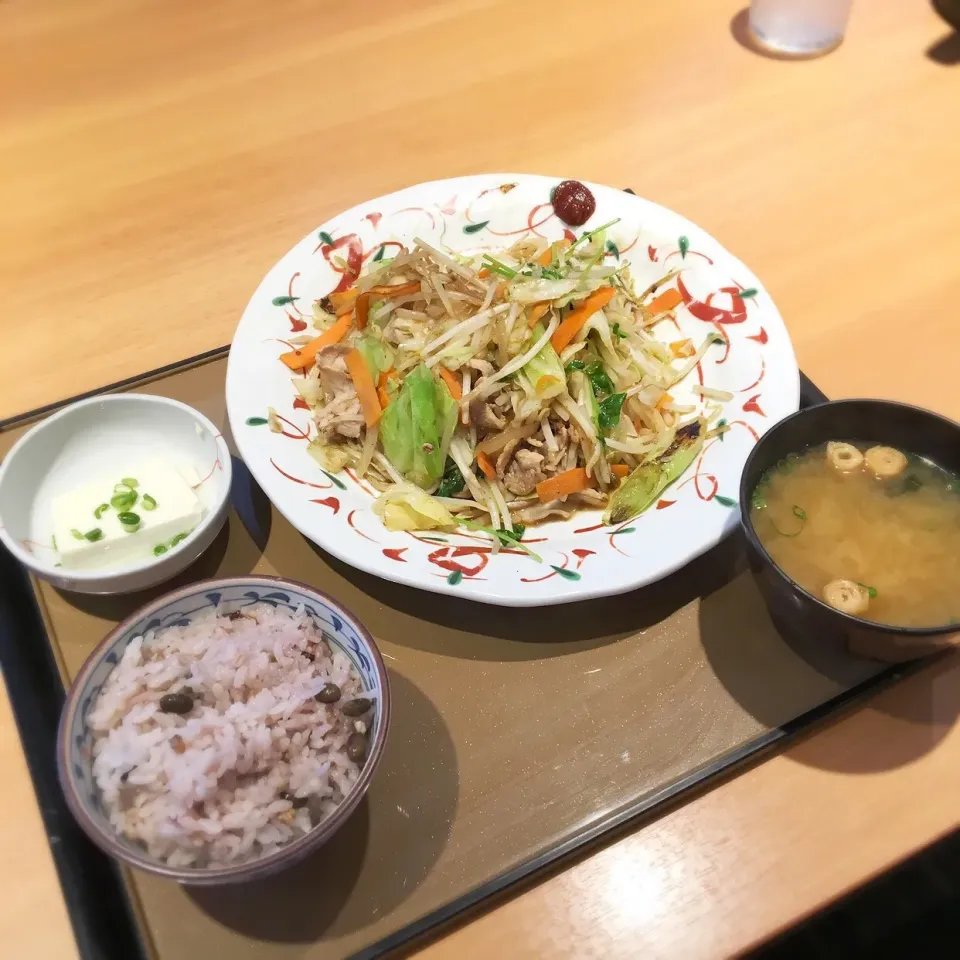 お昼ごはん、肉野菜炒め定食|konjironさん