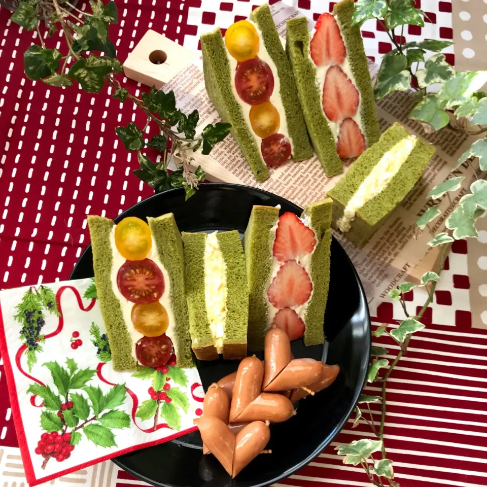 🎄昨日焼いた抹茶角形食パン🍞で クリスマス🎄カラーのサンドウィッチ達🥪🤶|Hollyさん