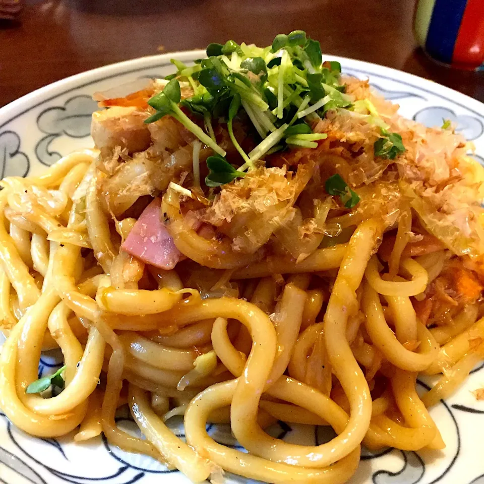 Snapdishの料理写真:何でもあるもの入れて焼きうどん🥘|みっこちゃんさん