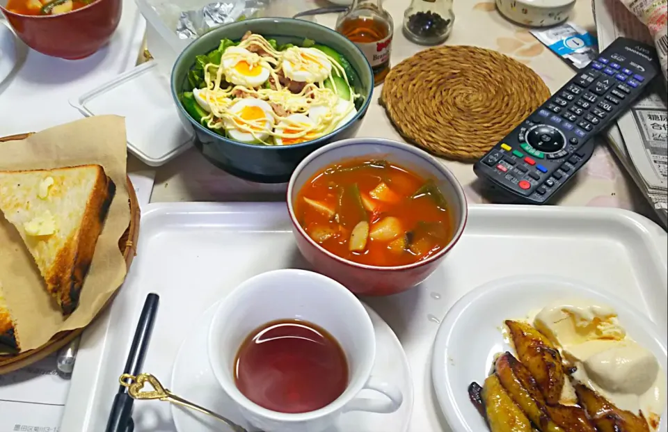 Snapdishの料理写真:12/2(日) 遅い朝食。ソーセージと野菜のトマトスープ。ツナ玉子サラダ。リンゴとバナナのバター焼きアイスクリーム添え。|へいちゃんさん