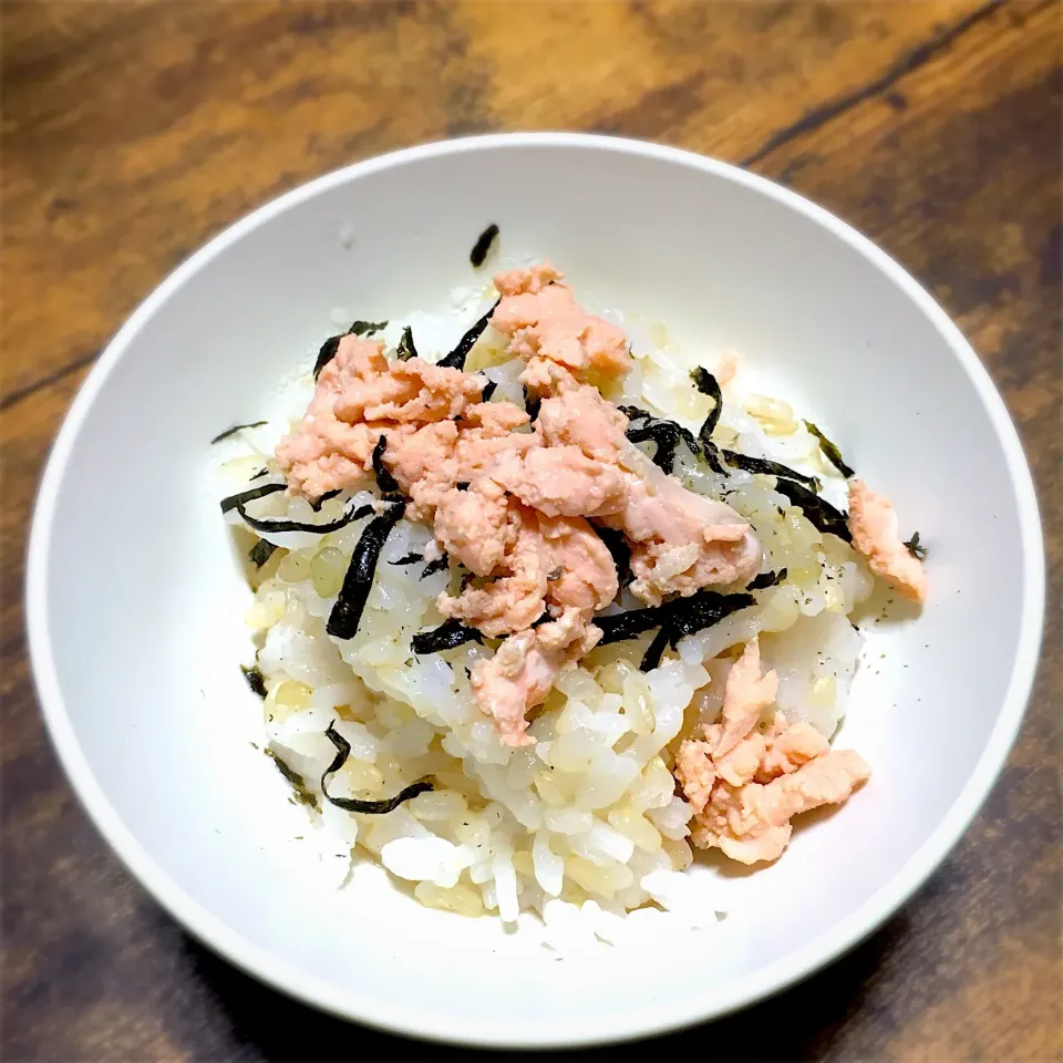 アトランティックサーモンのあらで子供はすき身のボイル丼
 #アトランティックサーモン  #サーモン丼  #すき身丼  #離乳食完了期|Shirokoさん