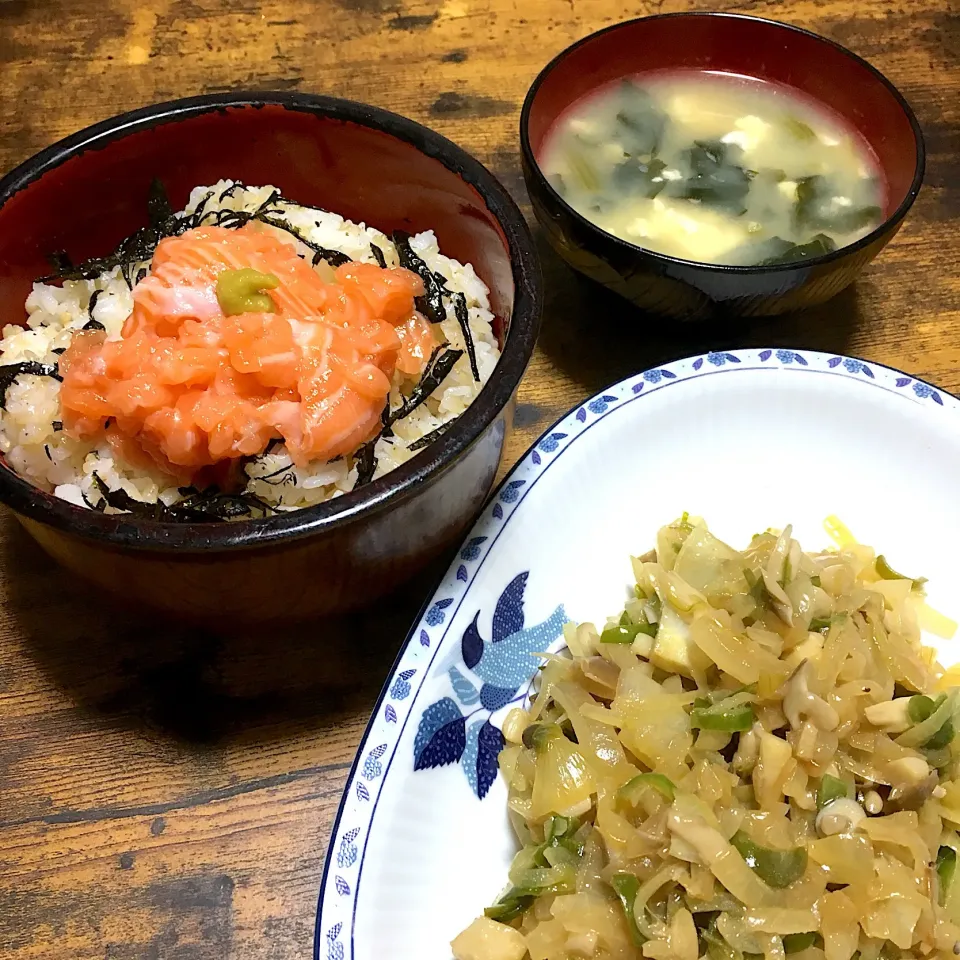 2018/12/13の夕食
#サーモンのすき身丼 #野菜のマヨソース炒め #木綿豆腐とほうれん草の味噌汁|Shirokoさん