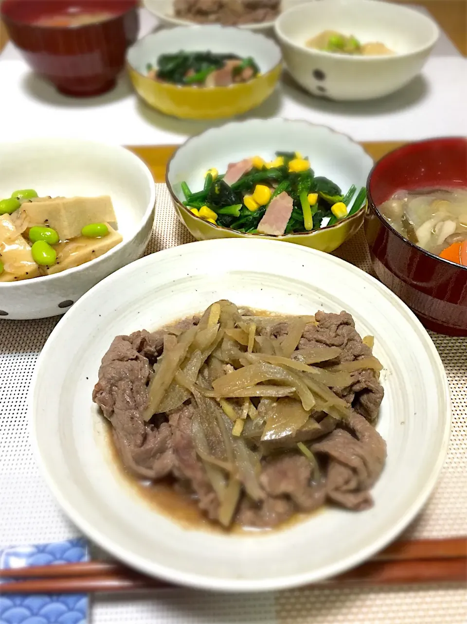 Snapdishの料理写真:牛肉のしぐれ煮の晩御飯2018.12.13
ほうれん草ベーコンバター炒め
高野豆腐の餡かけ
野菜のお味噌汁|くっきいママさん