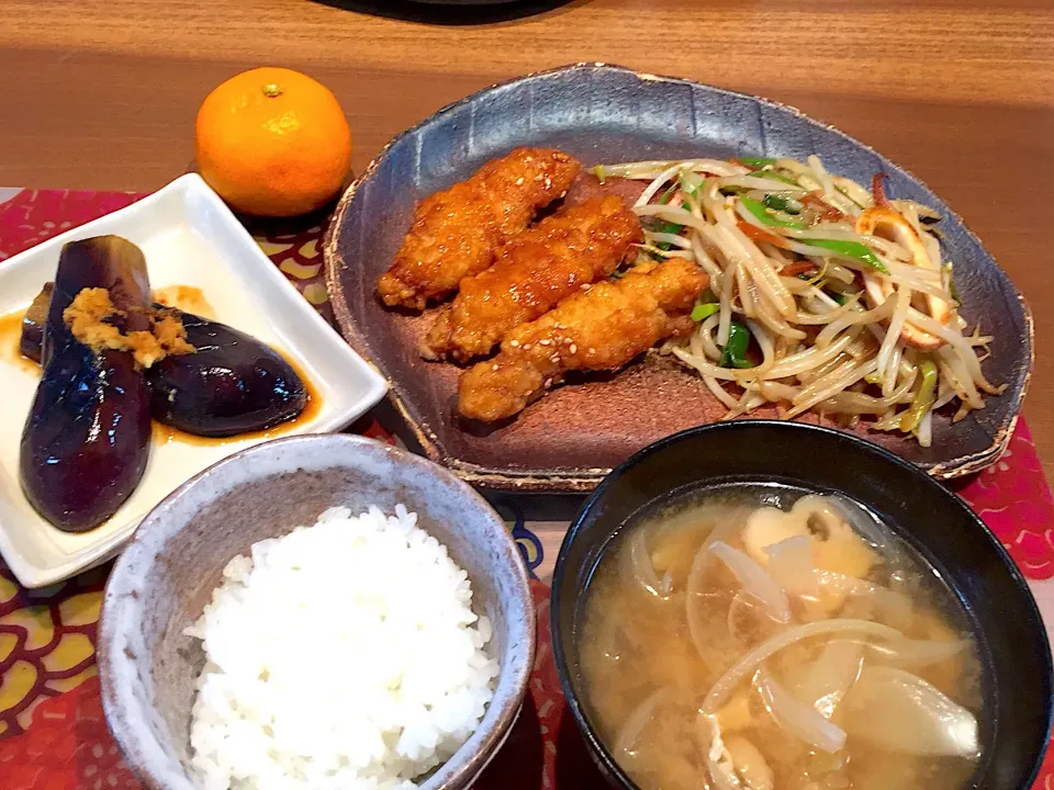 晩御飯
鶏肉唐揚げ甘辛ダレ、もやしとイカとネギの炒め物、玉ねぎと揚げと麩の蟹味噌汁、白米、ナスの生姜醤油、みかん|かよちゃんさん