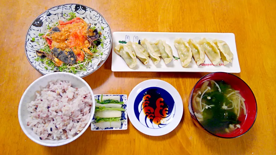 １２月８日　餃子(大葉味と宇都宮野菜味)　トマトと木耳の卵炒め　お漬物　えのきとわかめの中華スープ|いもこ。さん