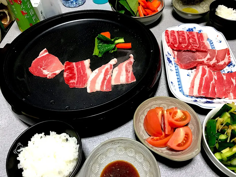 Snapdishの料理写真:家焼肉で #夕飯  白米、豚肉、牛肉、小松菜、人参、トマト、生姜キュウリごま油和え|ms903さん