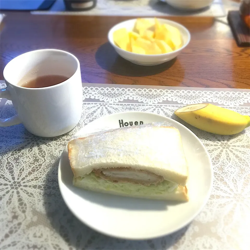 Snapdishの料理写真:コールスローコロッケサンド、バナナ、林檎、紅茶|yakinasuさん