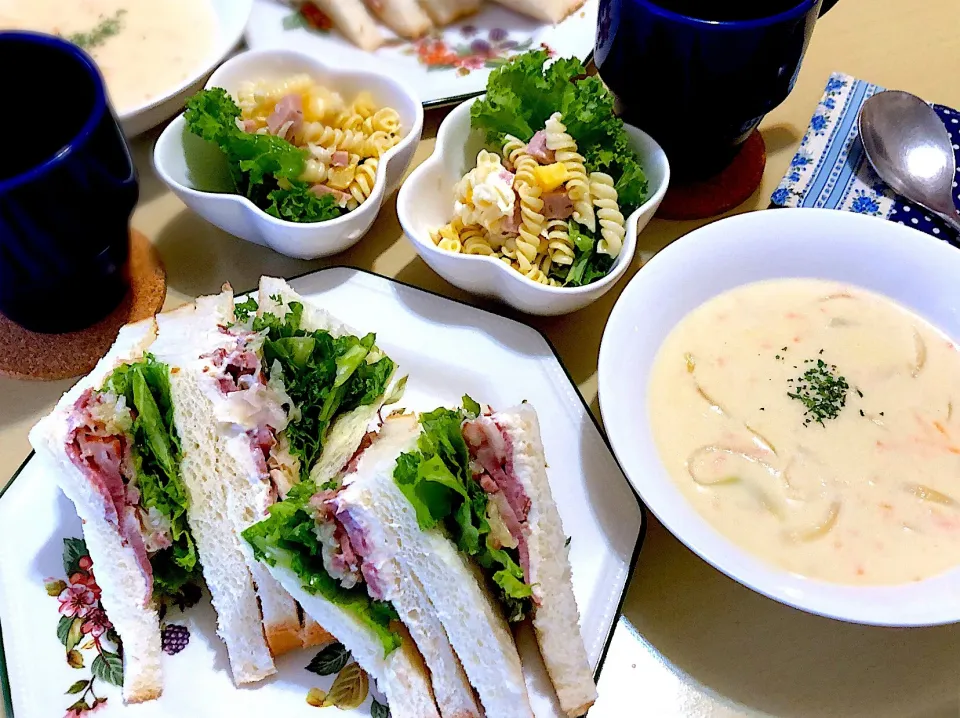 佐野未起さんの料理 味噌水切りヨーグルト
‥サンドイッチスプレッドとしてたっぷりと😍 ホエーはポタージュに追加♪ なるほど確かにチーズっぽいコク👍‥|おさんどんさん