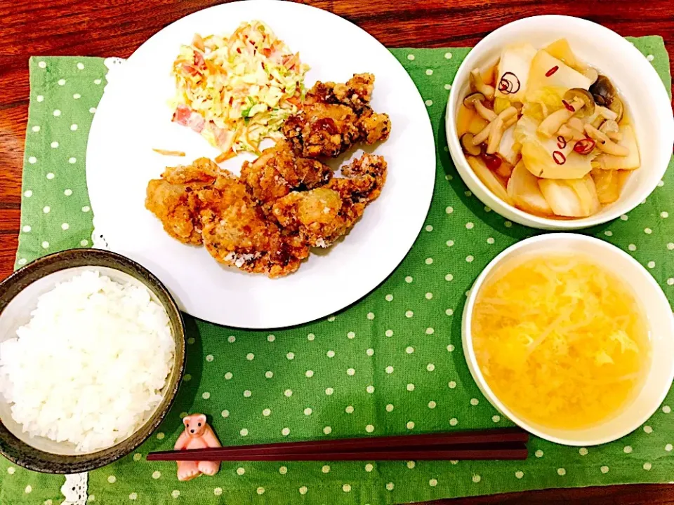 Snapdishの料理写真:鶏の竜田揚げ、白菜のさっと煮、コールスロー、もやしのかきたまスープ|ninnyさん