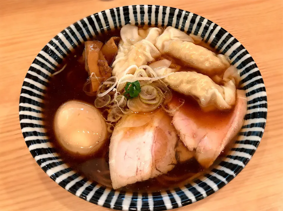 Snapdishの料理写真:雲呑醤油らーめん+半熟味付玉子|toshi,I🍴さん