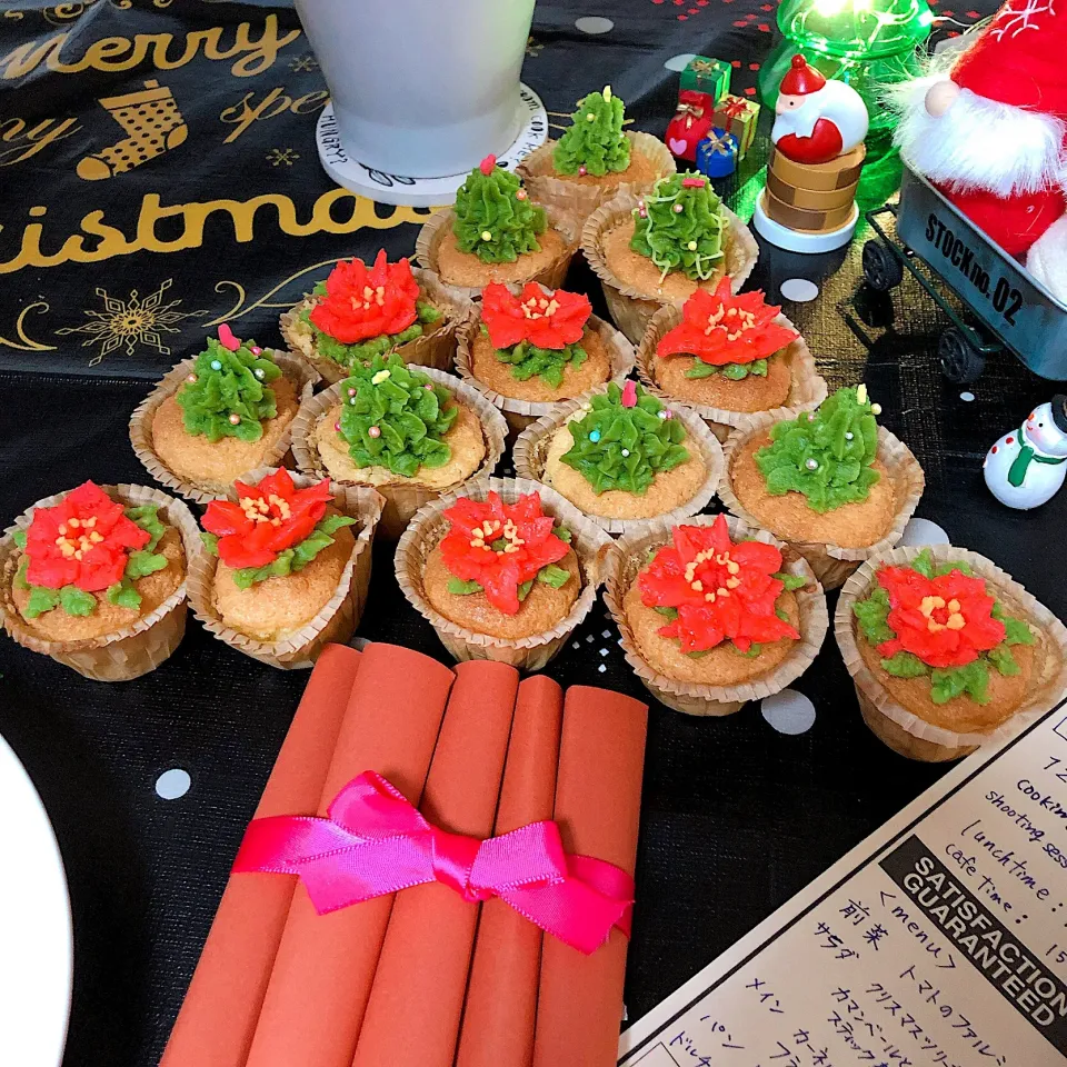 Snapdishの料理写真:#バタークリームプチケーキ で賑やかクリスマスツリー|かぉりさん