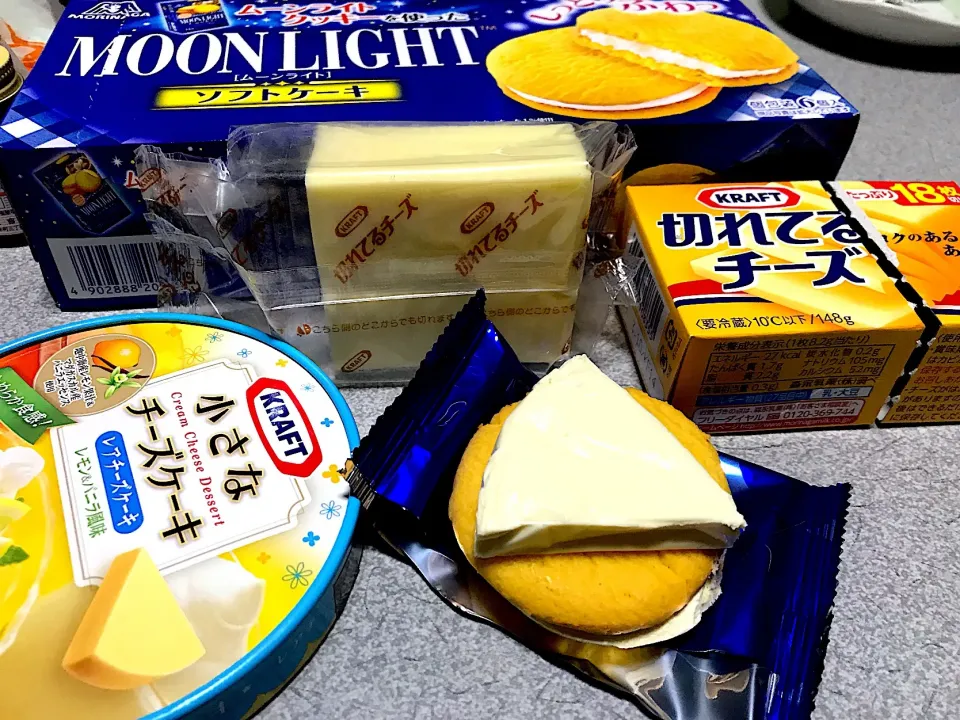 3個を混ぜ食いでw 超味が合う！ #おやつ  ソフトケーキ、切れてるチーズ、レアチーズ|ms903さん