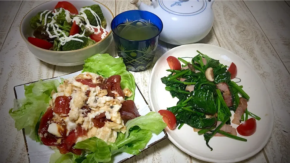 Snapdishの料理写真:今日の男飯(*･ω･) 海鮮たたきとろろ...♪*ﾟ甘醤油仕立て #ほうれん草とベーコンと椎茸のバターソテー &サラダ盛り...♪*ﾟ|ひーちゃんさん