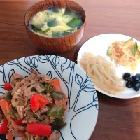 お肉と野菜の炒め物
わかめスープ
もやしのナムル
はりはり漬け
黒豆のハチミツ漬け 
 #つくりおき|skさん